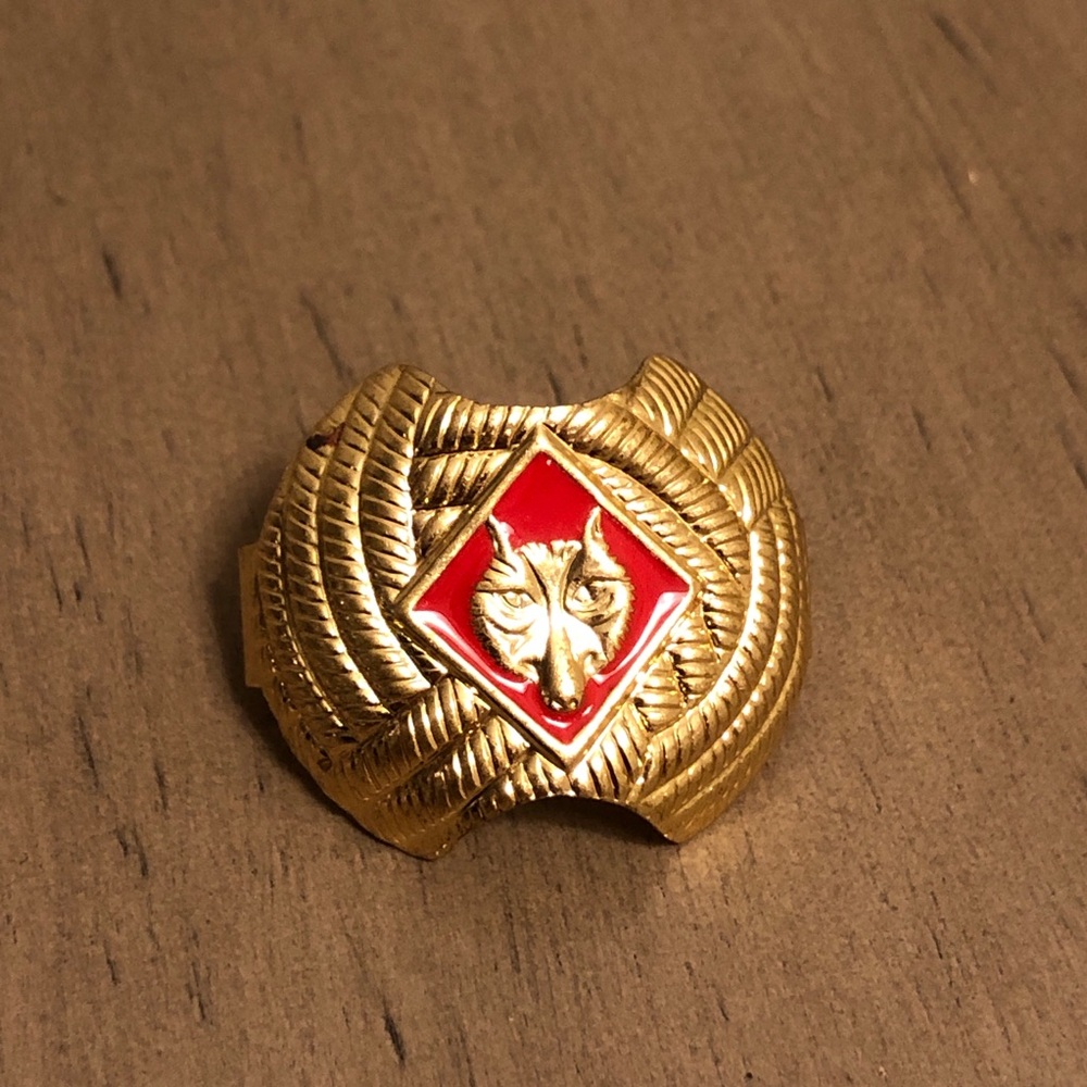 Gold Tone and Red Wolf Emblem Men’s Tie Knot Cover
